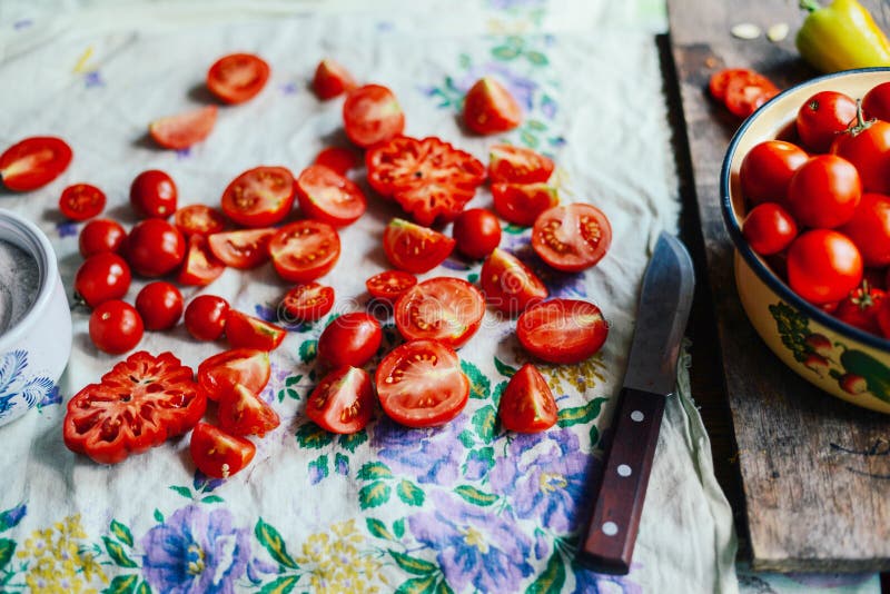 Pomodoro sulla tavola di legno Pomodori rossi di recente selezionati Variazione o immagini stock Pomodoro sulla tavola di legno Pomodori rossi di recente selezionati Variazione o immagini stock
