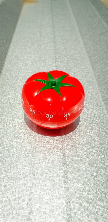 Pomodorotijdopnemer in geborsteld metaal met gewaagd hoogtepunt en schaduw stock foto Pomodorotijdopnemer in geborsteld metaal met gewaagd hoogtepunt en schaduw stock foto
