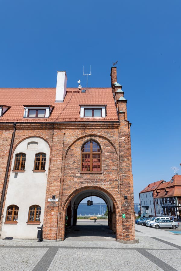 Pomorski de Kamien, zachodniopomorskie/Polonia - junio, 5, 2019: Rynek y el ayuntamiento histórico en una pequeña ciudad en Pomer fotos de archivo libres de regalías Pomorski de Kamien, zachodniopomorskie/Polonia - junio, 5, 2019: Rynek y el ayuntamiento histórico en una pequeña ciudad en Pomer fotos de archivo libres de regalías