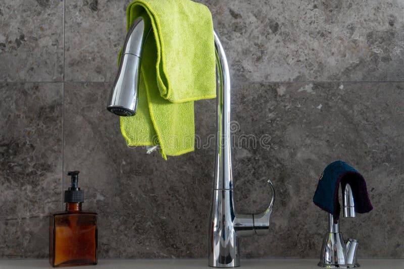 Pompa del sapone della mano, rubinetto del lavandino di cucina del cromo, rubinetto di acqua filtrato con i panni della microfibr immagini stock Pompa del sapone della mano, rubinetto del lavandino di cucina del cromo, rubinetto di acqua filtrato con i panni della microfibr immagini stock