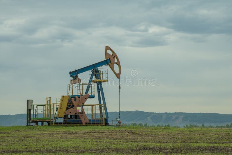 Pompe de forage de pétrole d'extraction, production de carburant photographie stock