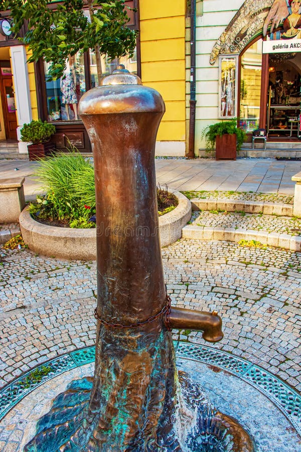 Pompe De Forage Rétro Sur Une Pompe D'eau Manuelle Vieux De Jour