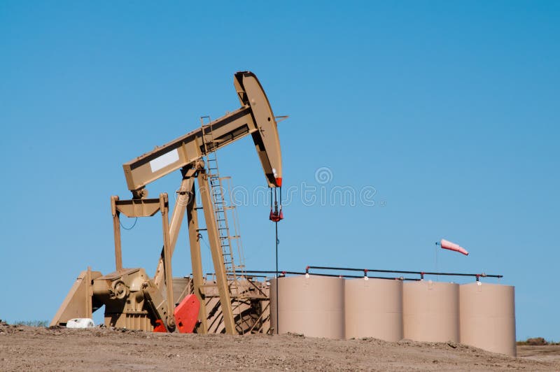 Pompe De Tête De Cheval De Puits De Pétrole Image stock - Image du  lointain, industrie: 15172117