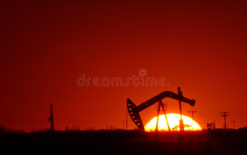 Pompe de pétrole dans le domaine de Saskatchewan photographie stock Pompe de pétrole dans le domaine de Saskatchewan photographie stock
