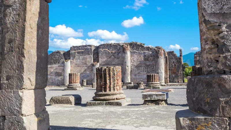 Pompeii en italie ruines du temple antique d'apollo avec bronze apollo statue naples.