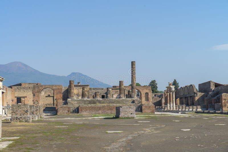 POMPEJI, ITALIEN - 8. August 2015: Ruinen des antiken römischen Tempels in Pompeji nahe Vulkan Vesuv, Neapel, Italien stockfotografie POMPEJI, ITALIEN - 8. August 2015: Ruinen des antiken römischen Tempels in Pompeji nahe Vulkan Vesuv, Neapel, Italien stockfotografie