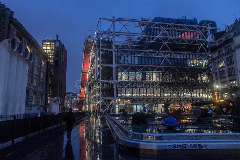 pompidou κεντρικής νύχτας τοποθετημένο στην περιοχή beaubourg, είναι το μεγαλύτερο μουσείο σύγχρονης τέχνης στην Ευρώπη στοκ εικόνες pompidou κεντρικής νύχτας τοποθετημένο στην περιοχή beaubourg, είναι το μεγαλύτερο μουσείο σύγχρονης τέχνης στην Ευρώπη στοκ εικόνες