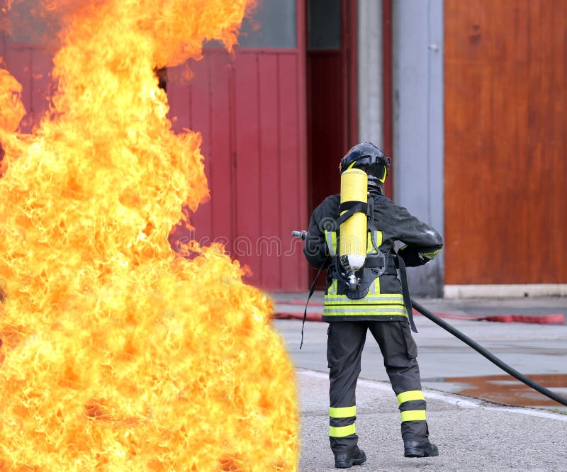 Pompieri con le bombole d'ossigeno fuori dal fuoco immagini stock libere da diritti Pompieri con le bombole d'ossigeno fuori dal fuoco immagini stock libere da diritti