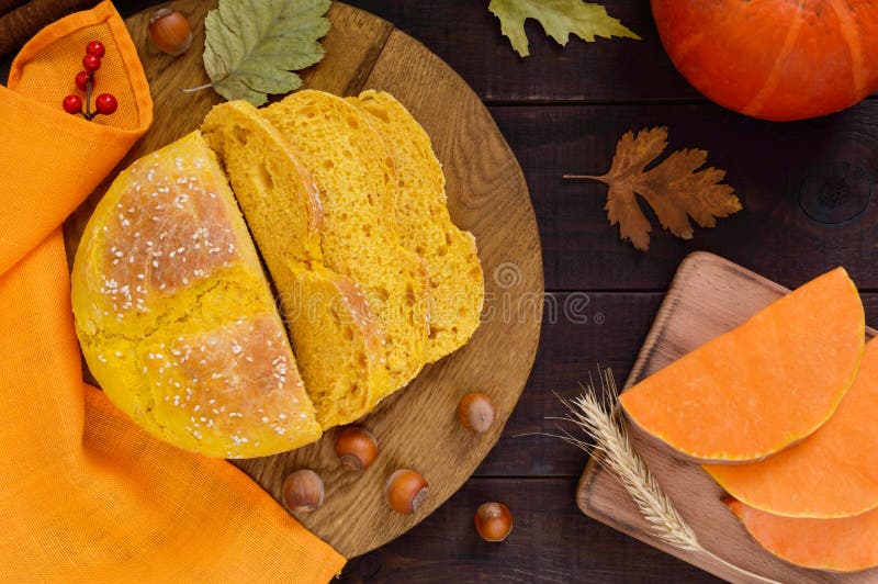 Pompoenbrood in stukken op een donkere houten lijst wordt gesneden die royalty-vrije stock fotografie Pompoenbrood in stukken op een donkere houten lijst wordt gesneden die royalty-vrije stock fotografie