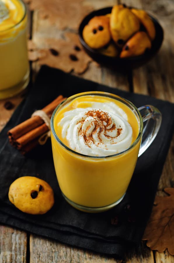 Pompoenkruid latte met slagroom en pompoenchocoladechi stock fotografie Pompoenkruid latte met slagroom en pompoenchocoladechi stock fotografie