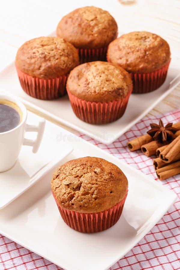 Pompoenmuffins met appel, gember en kaneel stock afbeelding Pompoenmuffins met appel, gember en kaneel stock afbeelding