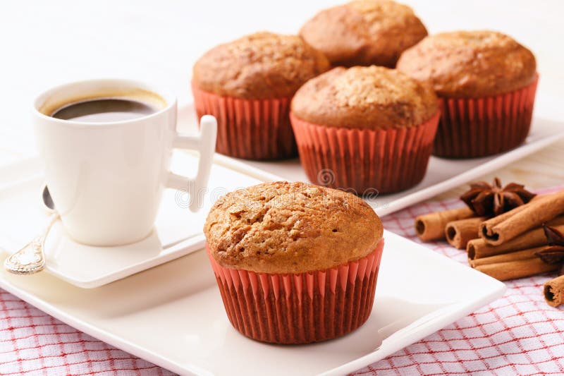 Pompoenmuffins met appel, gember en kaneel stock fotografie Pompoenmuffins met appel, gember en kaneel stock fotografie