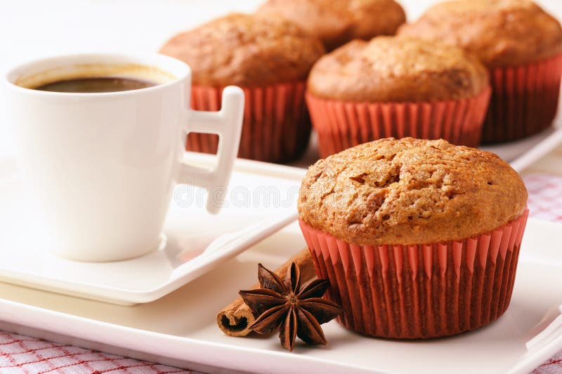 Pompoenmuffins met appel, gember en kaneel stock afbeeldingen Pompoenmuffins met appel, gember en kaneel stock afbeeldingen