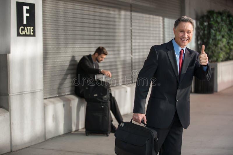 Pomyślnej biznesmen pracy wycieczki Lotniskowa brama obrazy stock Pomyślnej biznesmen pracy wycieczki Lotniskowa brama obrazy stock