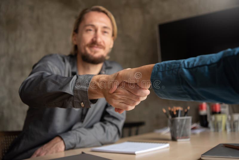 Pomyślny projektanta handshaking po wielkiej transakci w spotkaniu zdjęcia stock Pomyślny projektanta handshaking po wielkiej transakci w spotkaniu zdjęcia stock