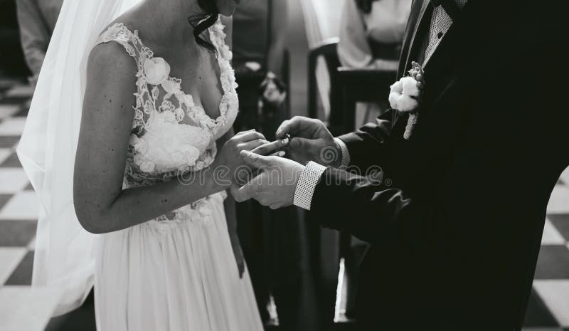 Download Pondo A Aliança De Casamento Sobre Foto de Stock - Imagem de macho, igreja: 65577248