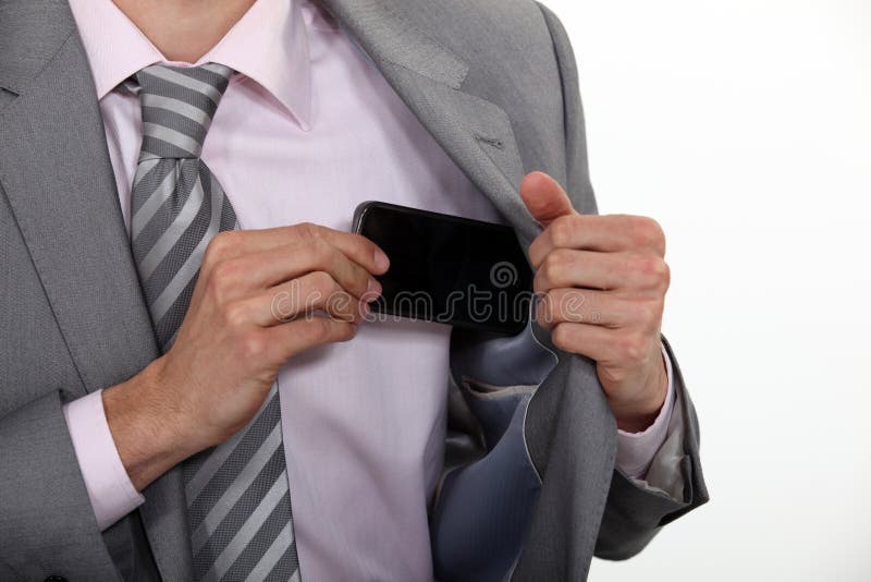 Pondo o móbil em seu bolso imagem de stock royalty free Pondo o móbil em seu bolso imagem de stock royalty free