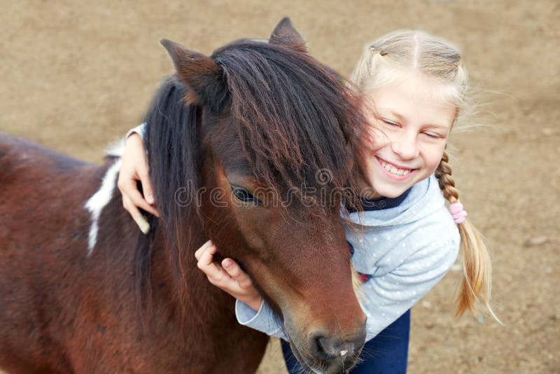 Poney en meisje en haar beste vriend royalty-vrije stock afbeeldingen Poney en meisje en haar beste vriend royalty-vrije stock afbeeldingen