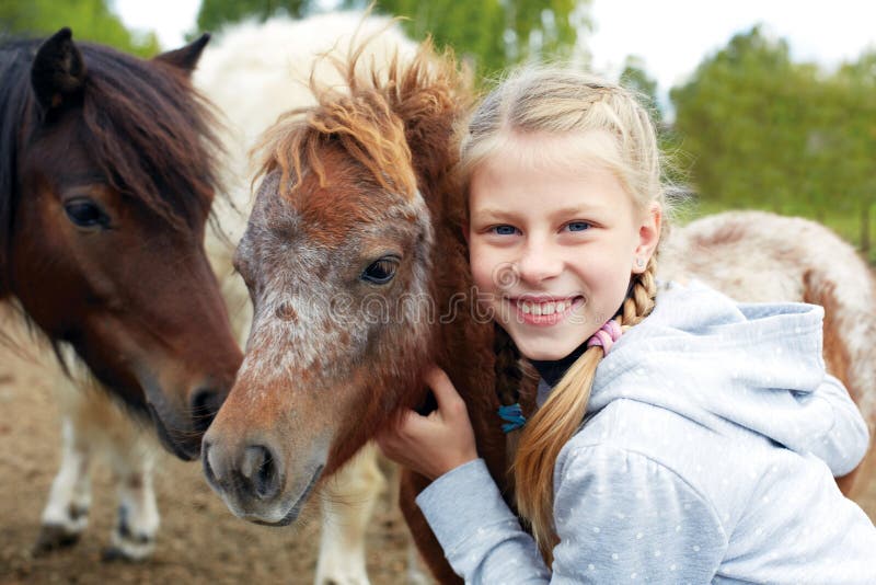 petite fille et son cheval Stock Photo