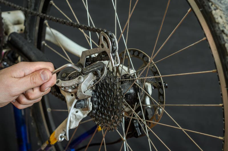 Poniendo y reparando un amo de la bicicleta en el taller