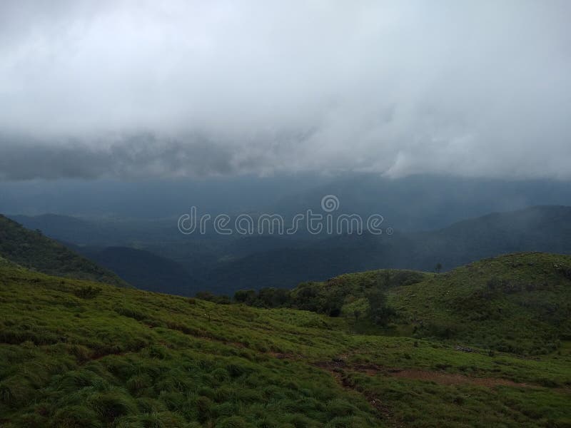 Ponmudi холм станция главная туристическая достопримечательность thiruvananthapuram керала пейзаж стоковое фото