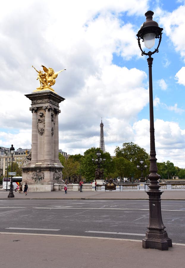 Pont Alexandre III, Eiffeltorn och streetlight Paris Frankrike, 11 Augusti 2018 royaltyfria bilder Pont Alexandre III, Eiffeltorn och streetlight Paris Frankrike, 11 Augusti 2018 royaltyfria bilder