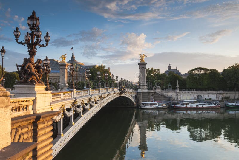 Veľký (1900) a opulentné most (1896) rieka, paríž, francúzsko.