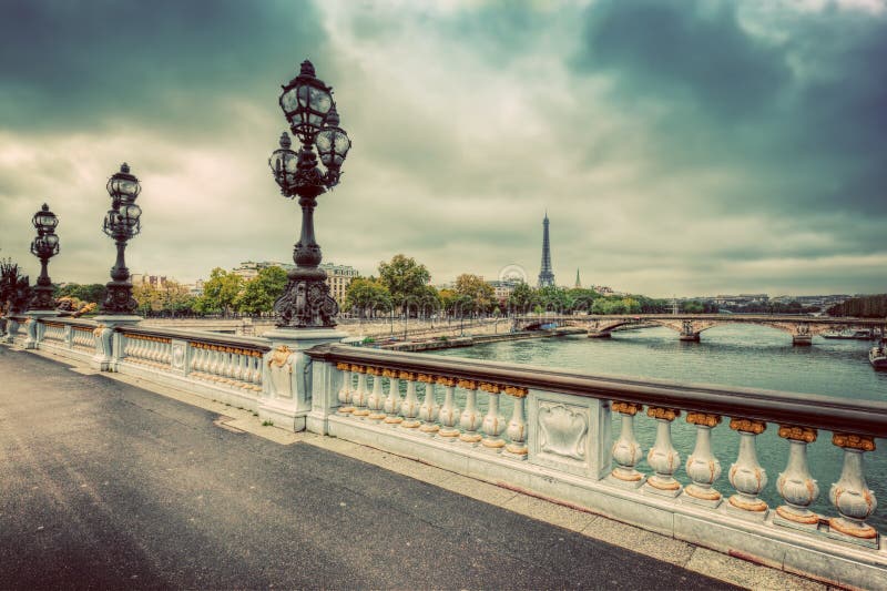 Pont Alexandre III most w Paryż, Francja eiffel rzeczny wontonu wierza