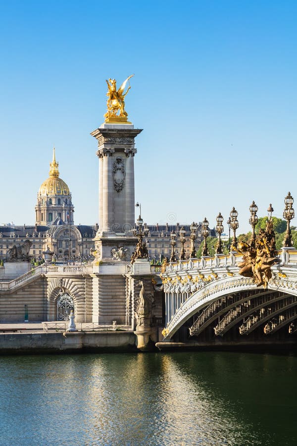 Pont Alexandre ΙΙΙ γέφυρα πέρα από τον ποταμό Σηκουάνας με Hotel des Invali στοκ φωτογραφία με δικαίωμα ελεύθερης χρήσης Pont Alexandre ΙΙΙ γέφυρα πέρα από τον ποταμό Σηκουάνας με Hotel des Invali στοκ φωτογραφία με δικαίωμα ελεύθερης χρήσης