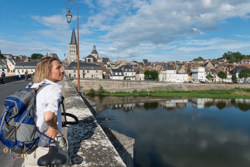Pont au-dessus de la Loire avec le touriste image libre de droits Pont au-dessus de la Loire avec le touriste image libre de droits