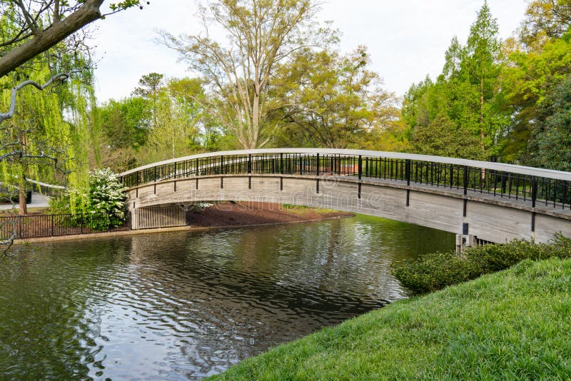 Pont au-dessus de lac en parc de Pullen photographie stock Pont au-dessus de lac en parc de Pullen photographie stock