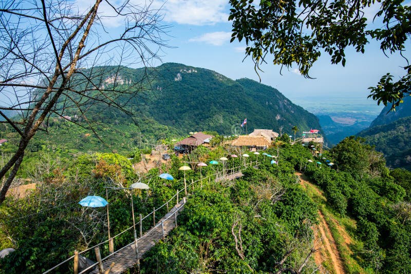 Pont Bamboo avec vue sur la montagne dans le village de Pha Hi images stock