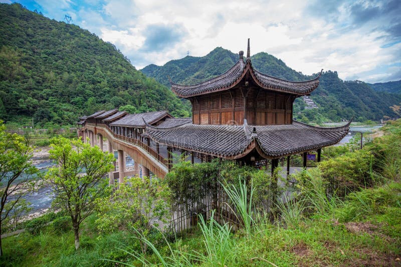 Pont chinois traditionnel avec structure en bois incurvé et plusieurs toits photographie stock libre de droits