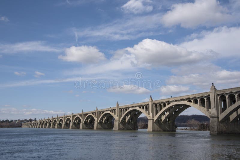 Pont concret au-dessus de la rivière un beau jour photos stock Pont concret au-dessus de la rivière un beau jour photos stock