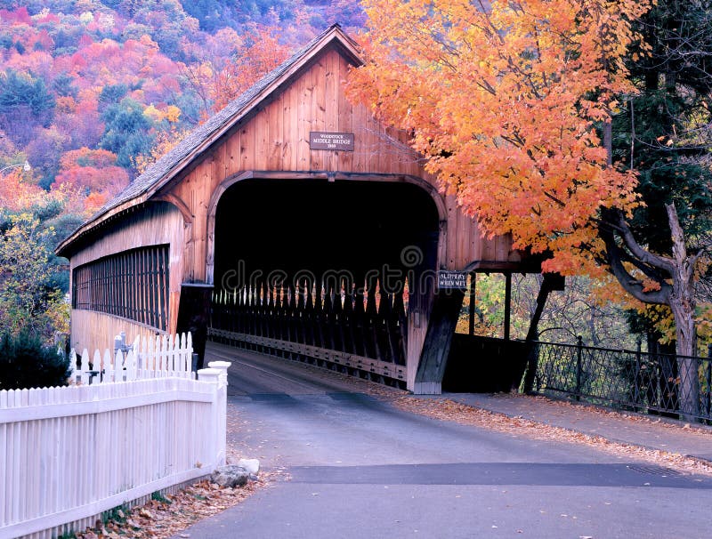 Pont couvert du Vermont Woodstock en automne photographie stock libre de droits Pont couvert du Vermont Woodstock en automne photographie stock libre de droits