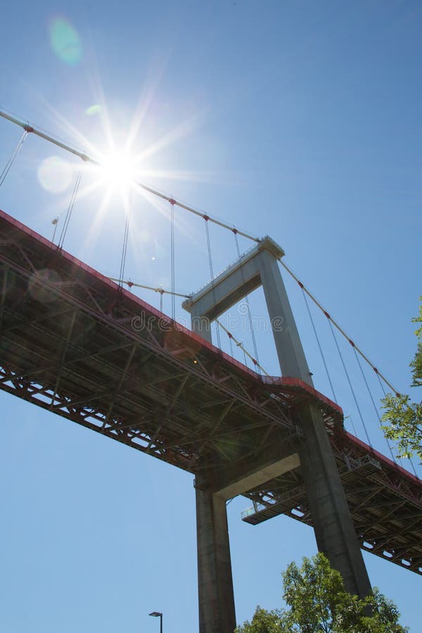 Pont D ` Aquitaine är den stora upphängningbron över den Garonne floden som är nordvästlig av staden av Bordeaux, i Frankrike arkivbild Pont D ` Aquitaine är den stora upphängningbron över den Garonne floden som är nordvästlig av staden av Bordeaux, i Frankrike arkivbild