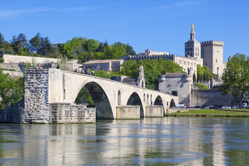 Pont d'Avignon avec papes Palace images stock Pont d'Avignon avec papes Palace images stock