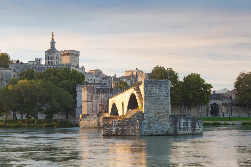 Pont d'Avignon avec papes Palace et Rhône au lever de soleil, Pon photographie stock libre de droits Pont d'Avignon avec papes Palace et Rhône au lever de soleil, Pon photographie stock libre de droits