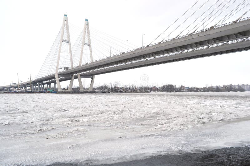 Pont d'Obukhovsky à travers la rivière de Neva images libres de droits Pont d'Obukhovsky à travers la rivière de Neva images libres de droits