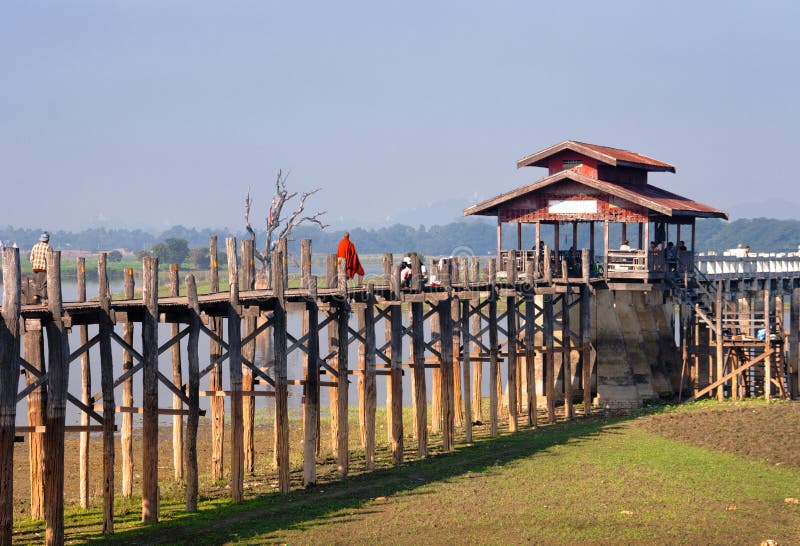 Pont d'U-Bein sur le lac Taungthaman près de l'amarapura photographie stock libre de droits Pont d'U-Bein sur le lac Taungthaman près de l'amarapura photographie stock libre de droits