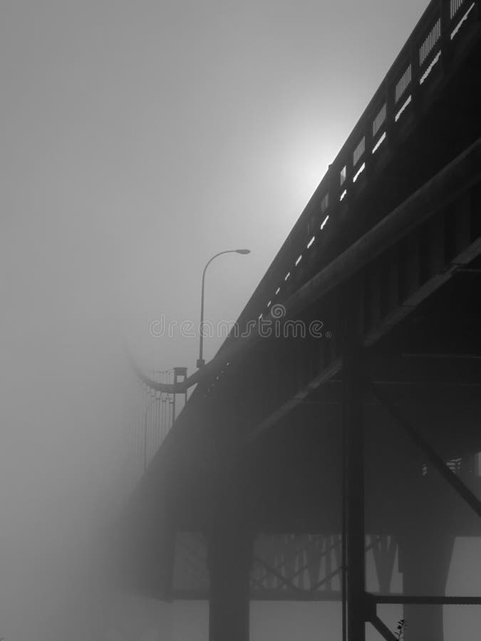 Pont d'étroits de Tacoma en brouillard photographie stock libre de droits Pont d'étroits de Tacoma en brouillard photographie stock libre de droits