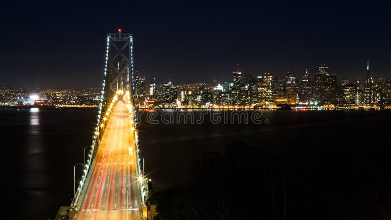 Pont de baie et San Francisco Skyline la nuit photo stock Pont de baie et San Francisco Skyline la nuit photo stock