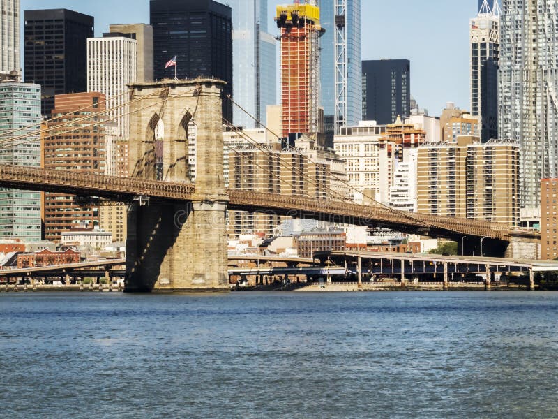 Pont de Brooklyn avec le fond d'horizon de Manhattan de Brooklyn tôt le matin avec l'éclat de ciel bleu et de soleil photographie stock libre de droits Pont de Brooklyn avec le fond d'horizon de Manhattan de Brooklyn tôt le matin avec l'éclat de ciel bleu et de soleil photographie stock libre de droits