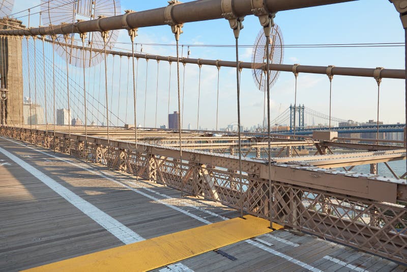 Pont de Brooklyn vide à la lumière du soleil de matin, NY photographie stock Pont de Brooklyn vide à la lumière du soleil de matin, NY photographie stock