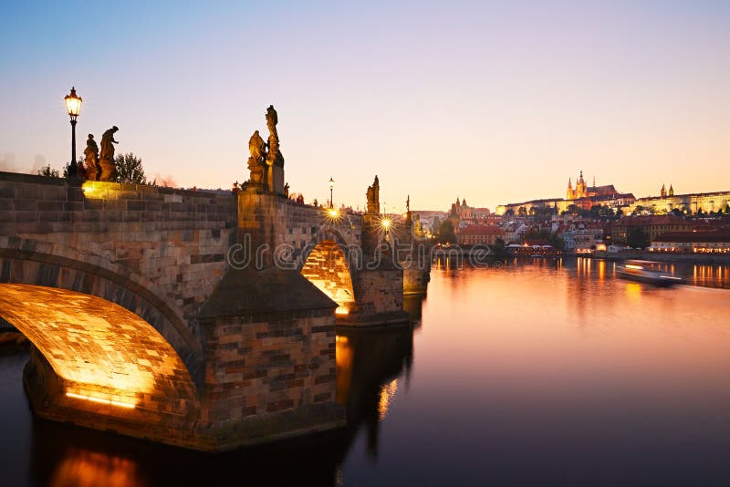Pont de Charles au coucher du soleil étonnant images stock Pont de Charles au coucher du soleil étonnant images stock