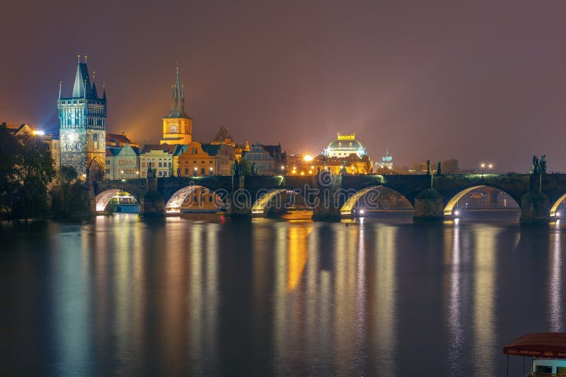 Pont de Charles la nuit à Prague, République Tchèque photographie stock Pont de Charles la nuit à Prague, République Tchèque photographie stock