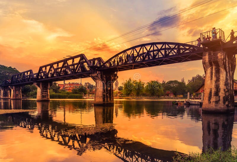 Pont de chemin de fer en acier du pont de chemin de fer de kwai ou de mort de rivière sur le coucher du soleil image libre de droits Pont de chemin de fer en acier du pont de chemin de fer de kwai ou de mort de rivière sur le coucher du soleil image libre de droits