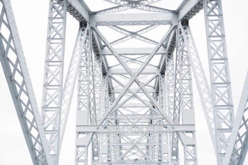 Pont de chemin de fer en acier en métal Structure se reliante au-dessus du chemin de fer Poutres se reliantes métalliques interse images stock Pont de chemin de fer en acier en métal Structure se reliante au-dessus du chemin de fer Poutres se reliantes métalliques interse images stock