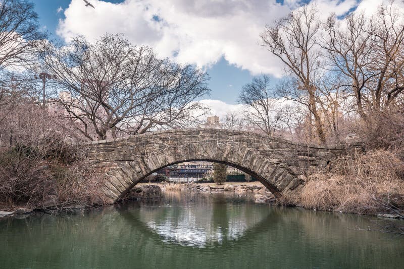 Pont de Gapstow en premier ressort, Central Park, New York City photographie stock Pont de Gapstow en premier ressort, Central Park, New York City photographie stock