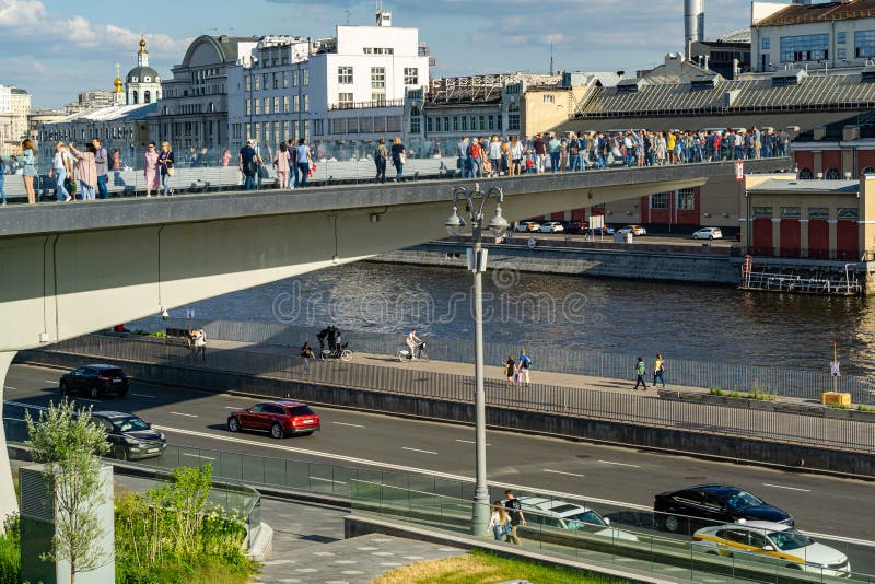 Pont de Loating en parc de Zaryadye au-dessus de rivière de Moskva Zaryadie est nouvelle attraction touristique de Moscou photo libre de droits Pont de Loating en parc de Zaryadye au-dessus de rivière de Moskva Zaryadie est nouvelle attraction touristique de Moscou photo libre de droits